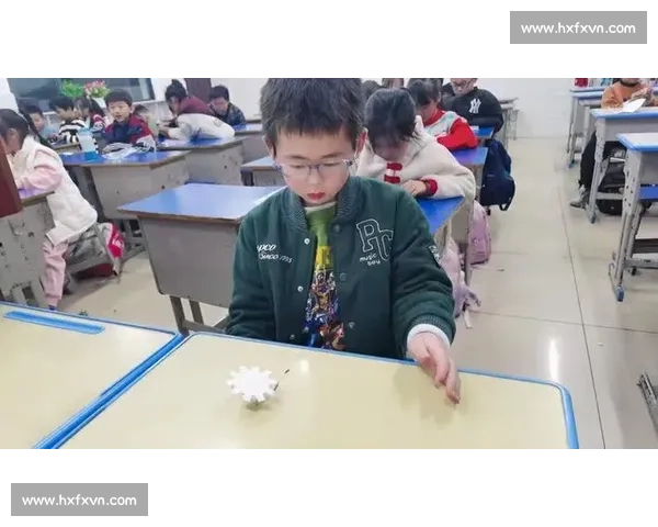 激烈旋转的陀螺赛场上同学们比拼技巧与耐力的精彩瞬间